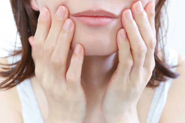 肌のハリを確認する女性