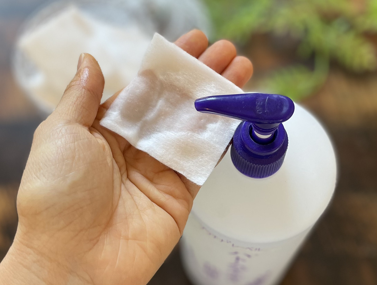 コットンにハトムギ化粧水を染みこませる