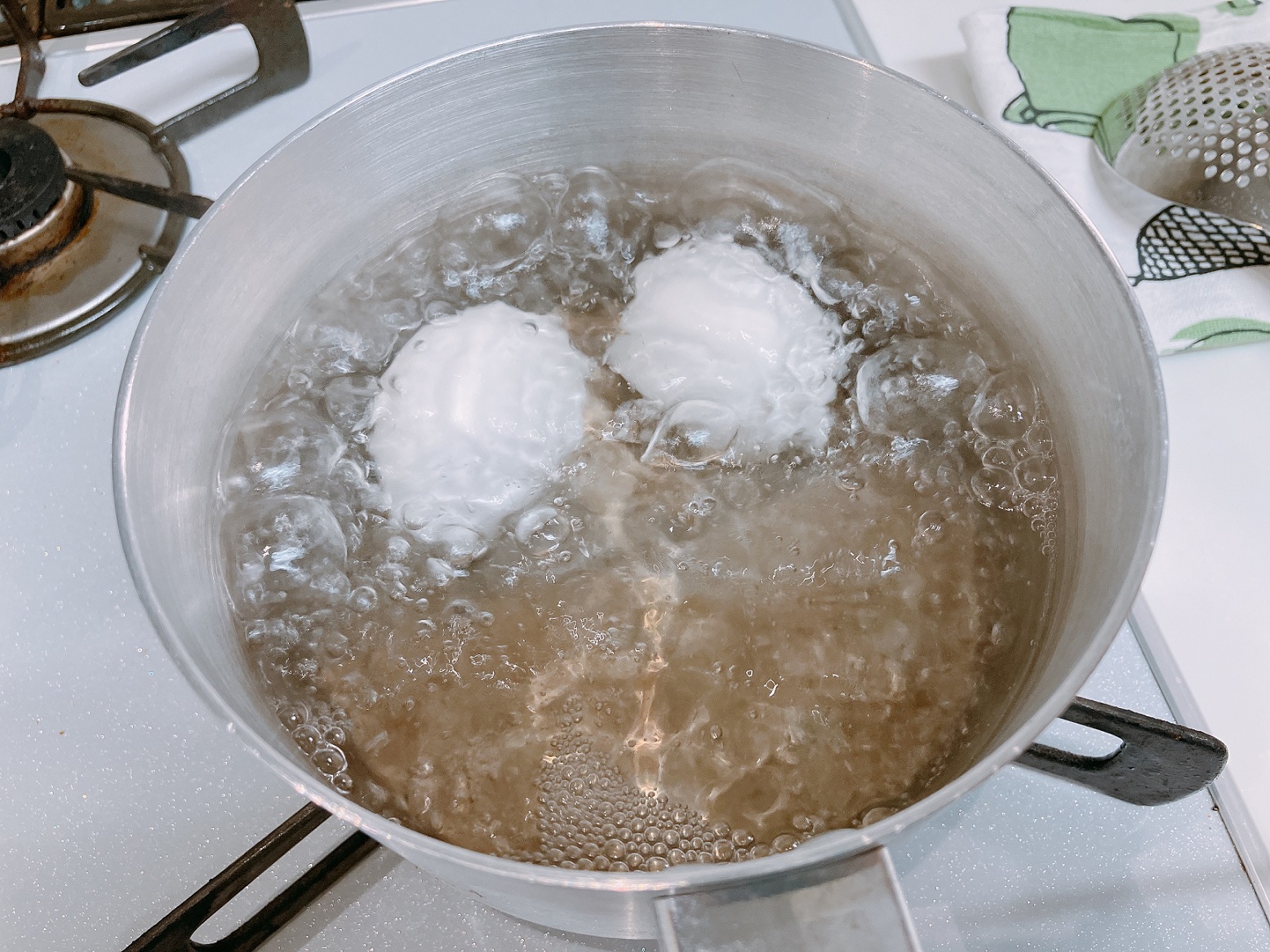 ゆで卵を鍋で作っているところ