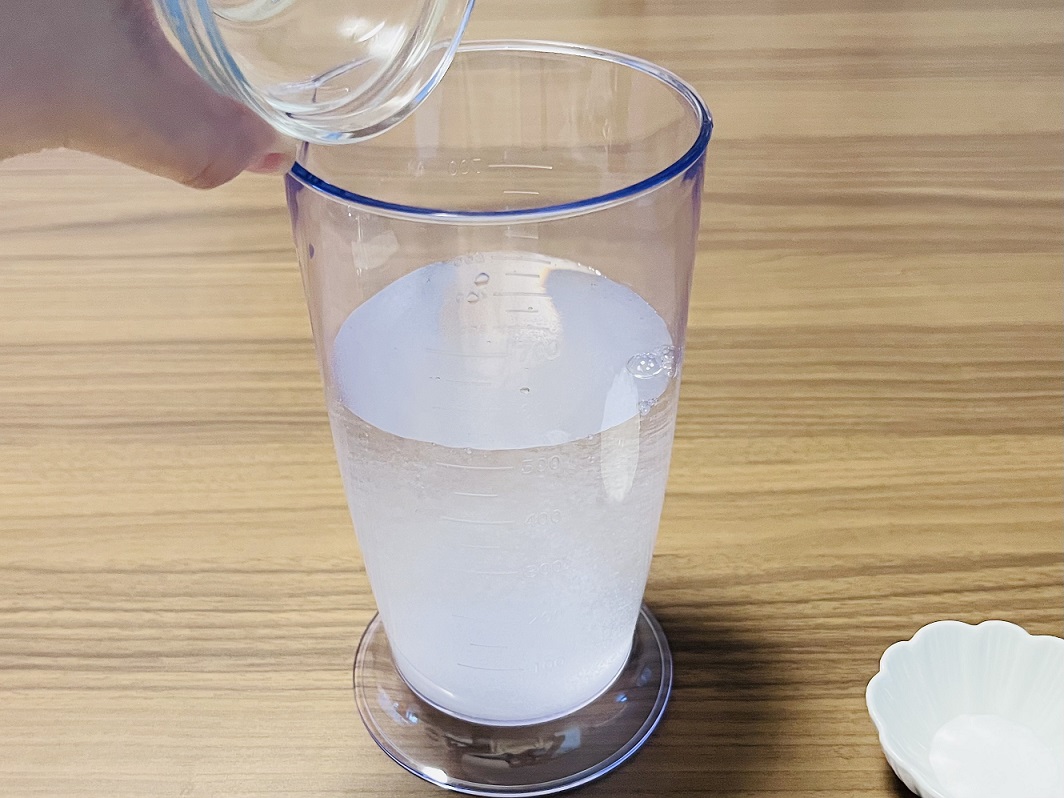 水に塩を砂糖を加える