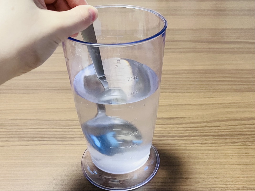 塩と砂糖を水によく混ぜるところ