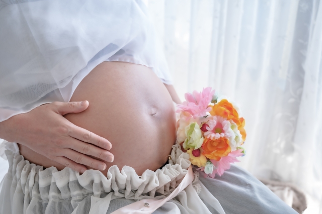 おなかをさわる妊婦さんの