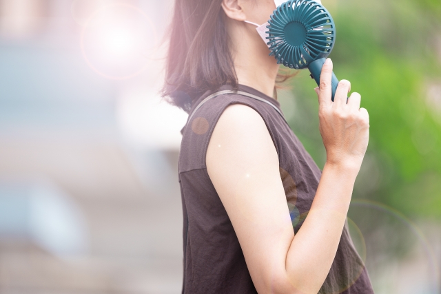 熱中症対策を気にする女性