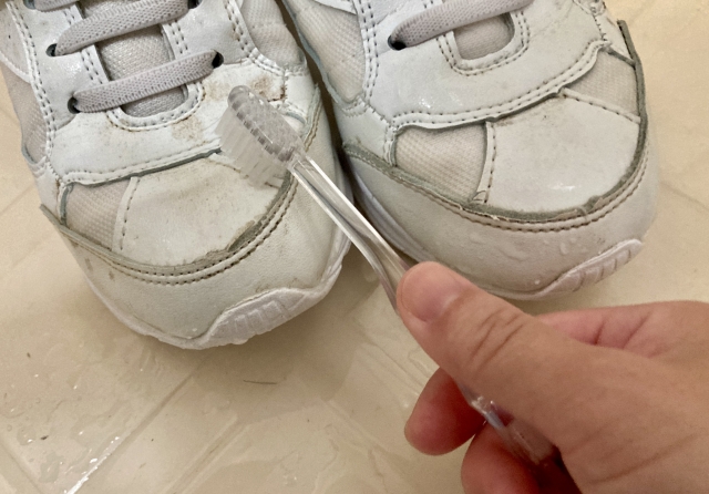 歯磨き粉で靴を洗う