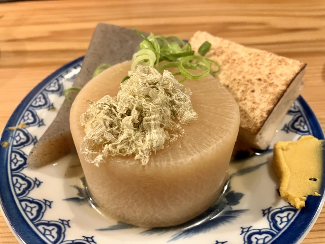 とろろ昆布をのせたおでん