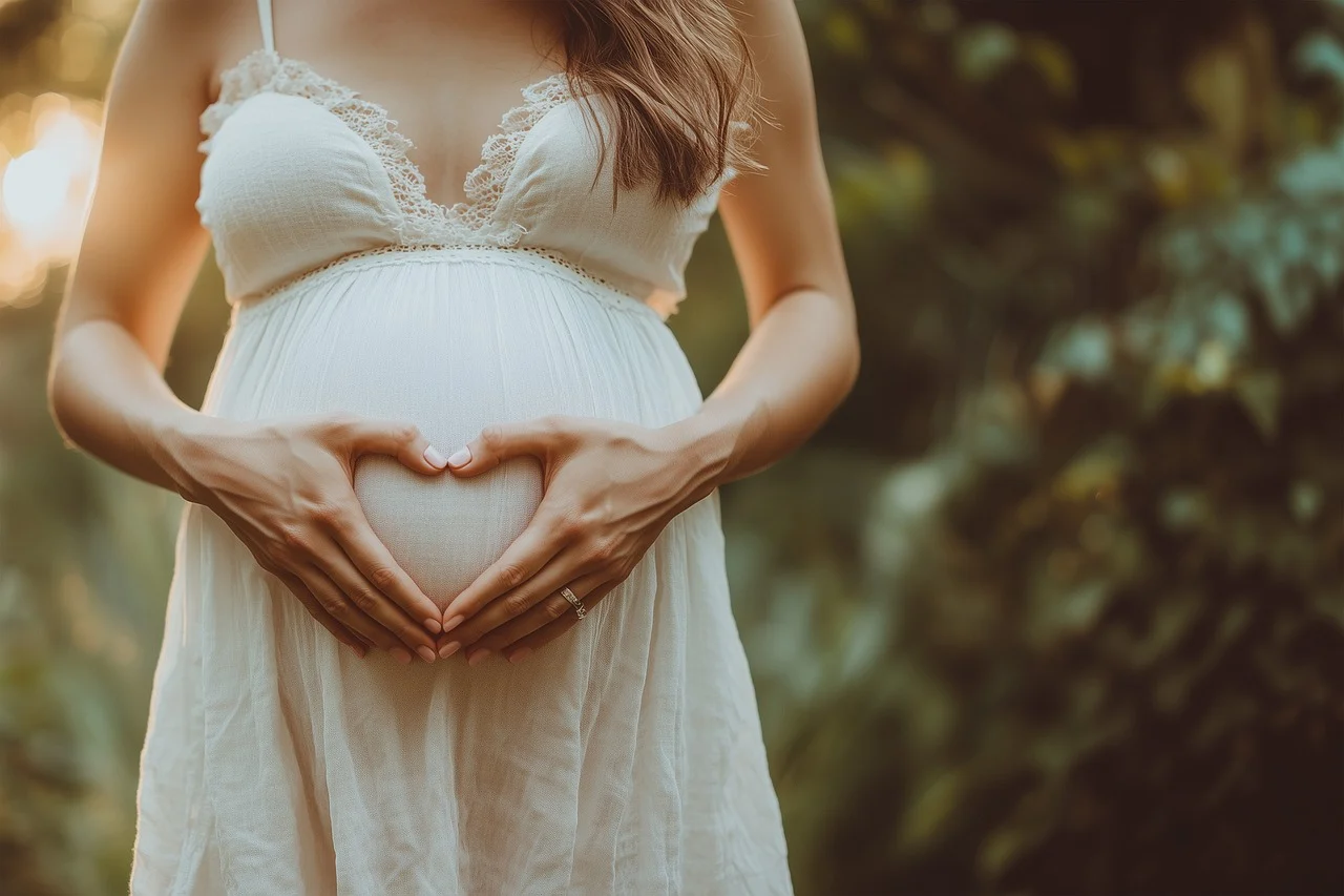 おなかでハートマークをつくる妊婦さん