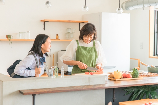 受験当日の朝ごはんを用意するお母さん