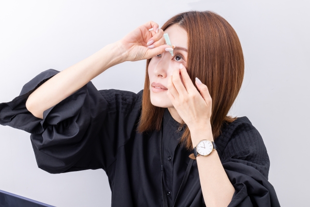 目薬をさす女性