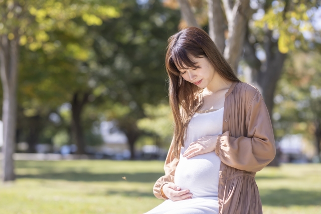 おなかを気にする妊婦さん