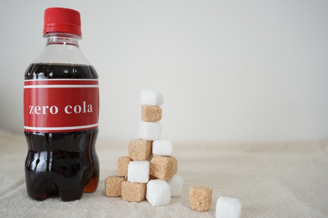 普通のコーラの糖分をゼロカロリーコーラと比較