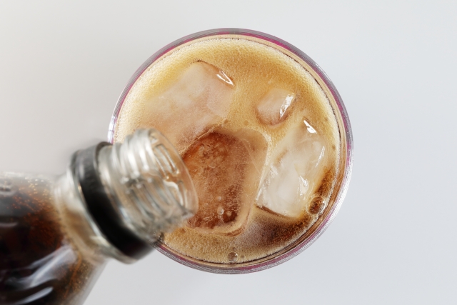 コカ・コーラゼロをグラスにそそぐ