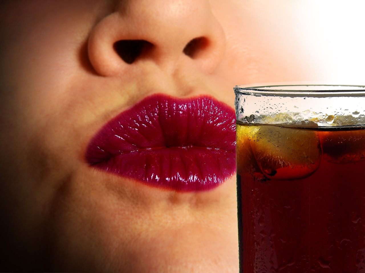 コーラを飲みたい女性
