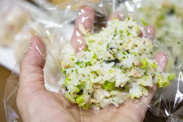 ラップを使って握るおにぎり