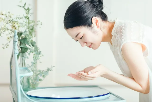 眼の洗い方