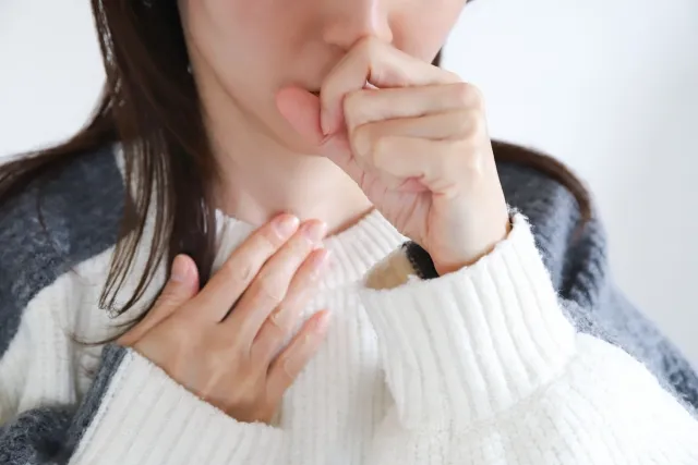 咳ばらいをする女性