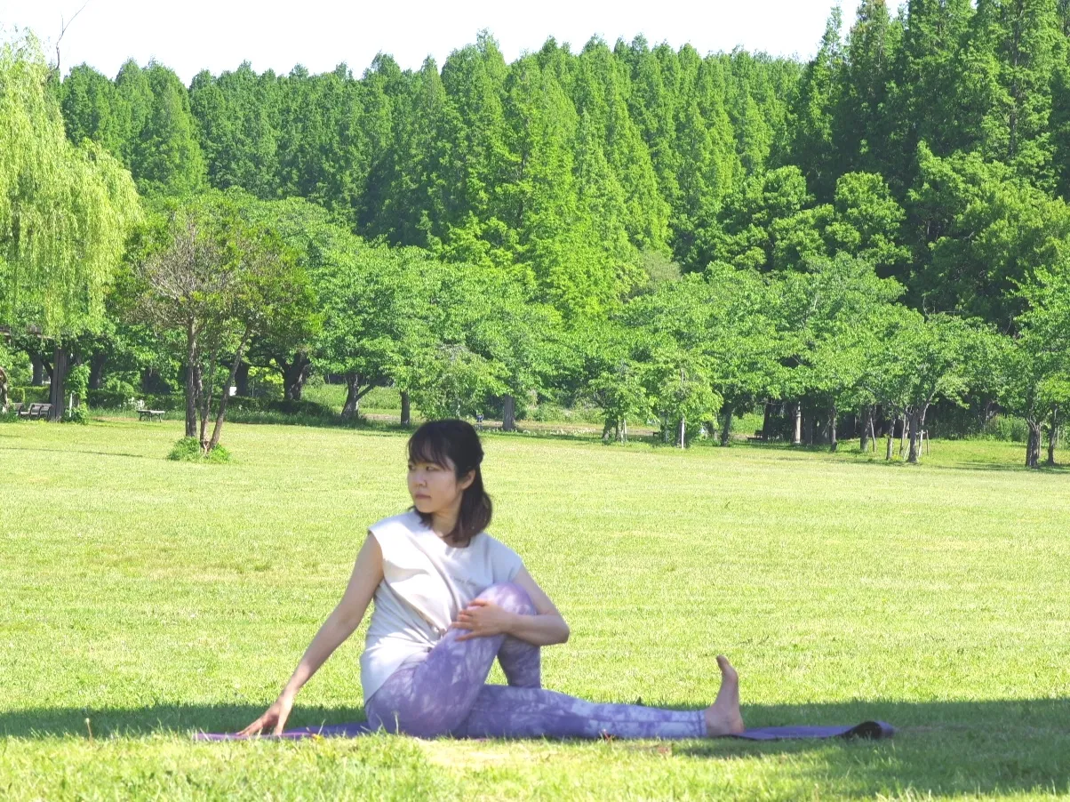 片膝立てねじりのポーズ