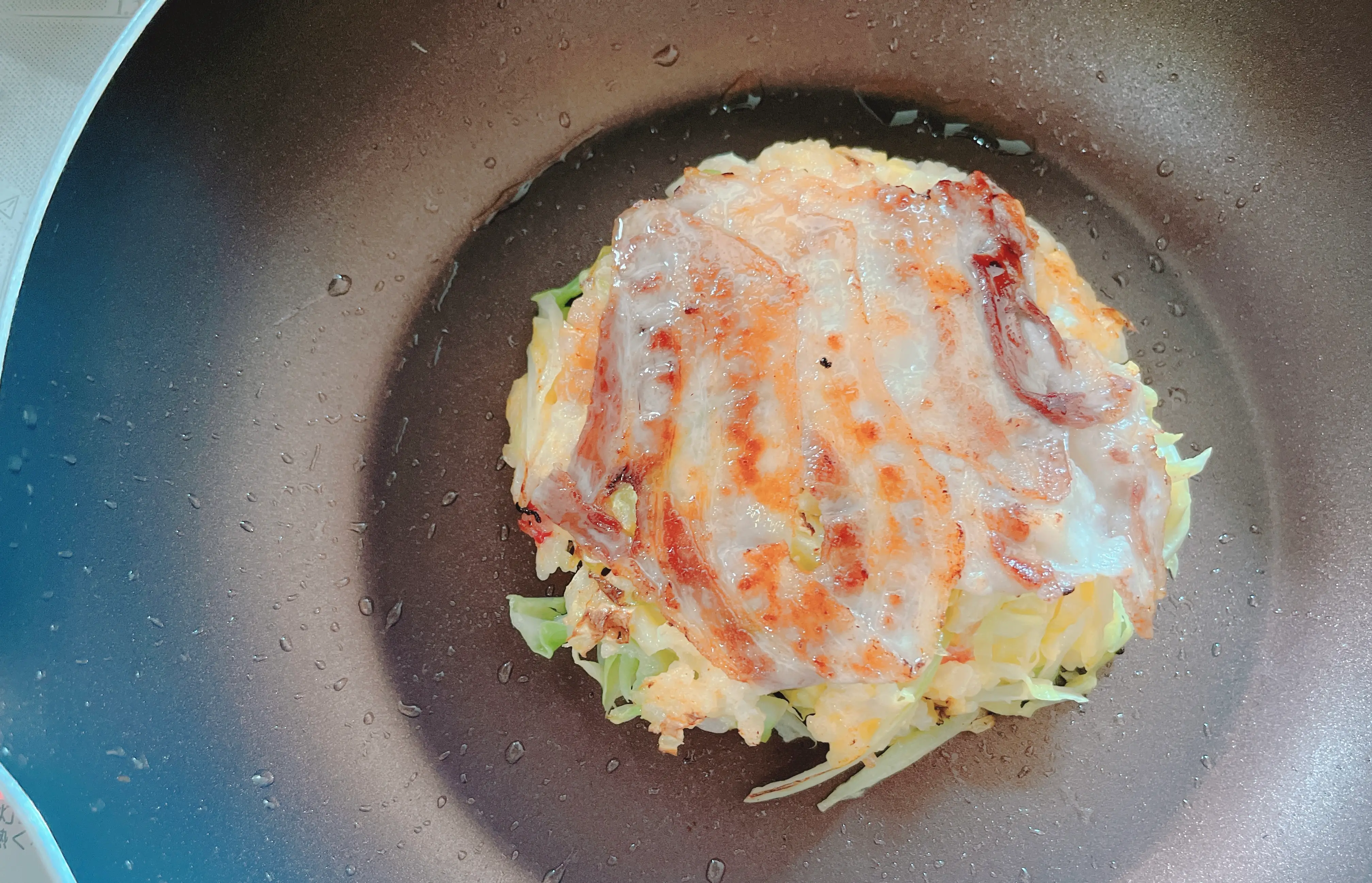 お好み焼きを裏返して焼く