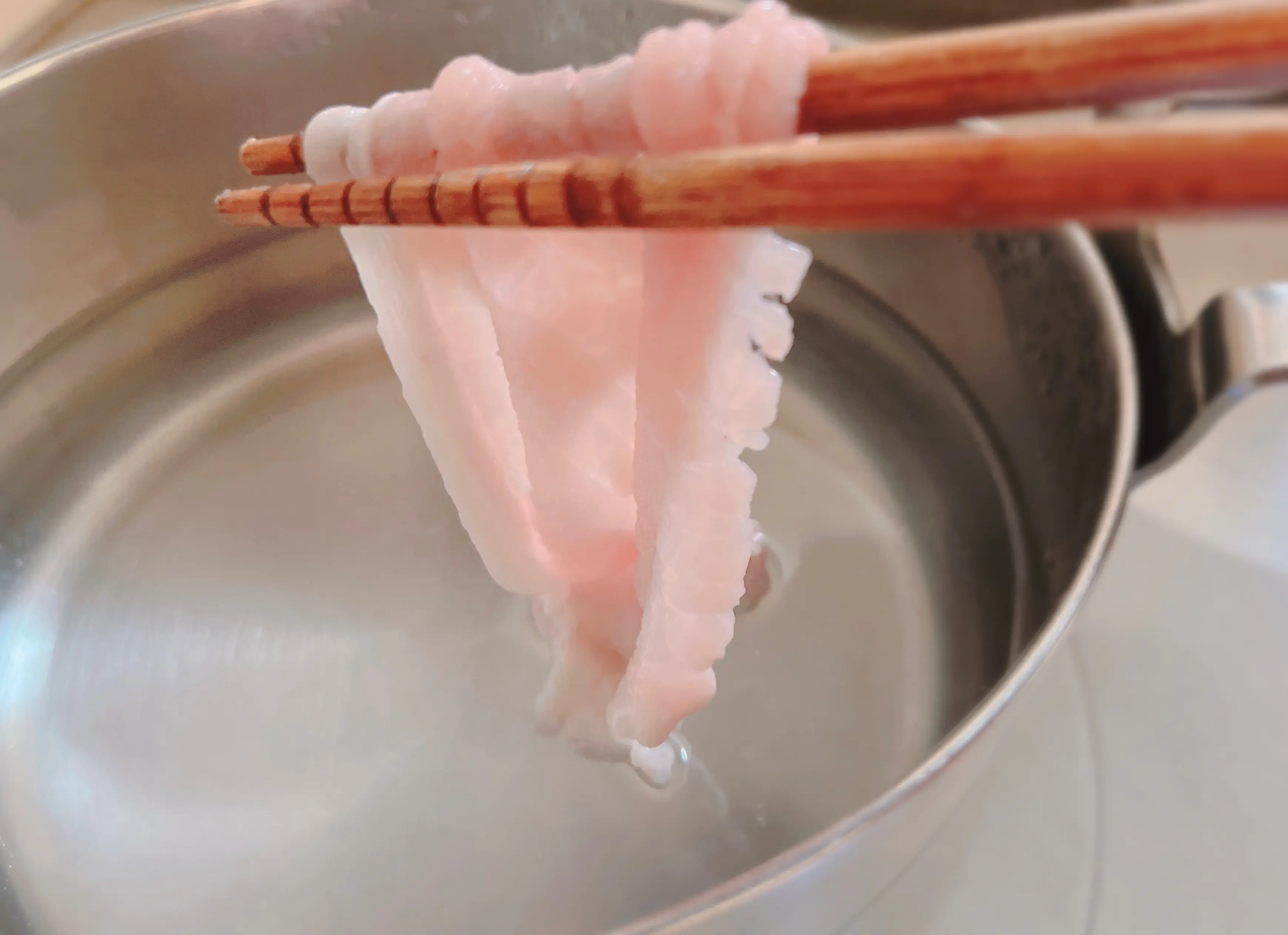 豚肉を茹でる