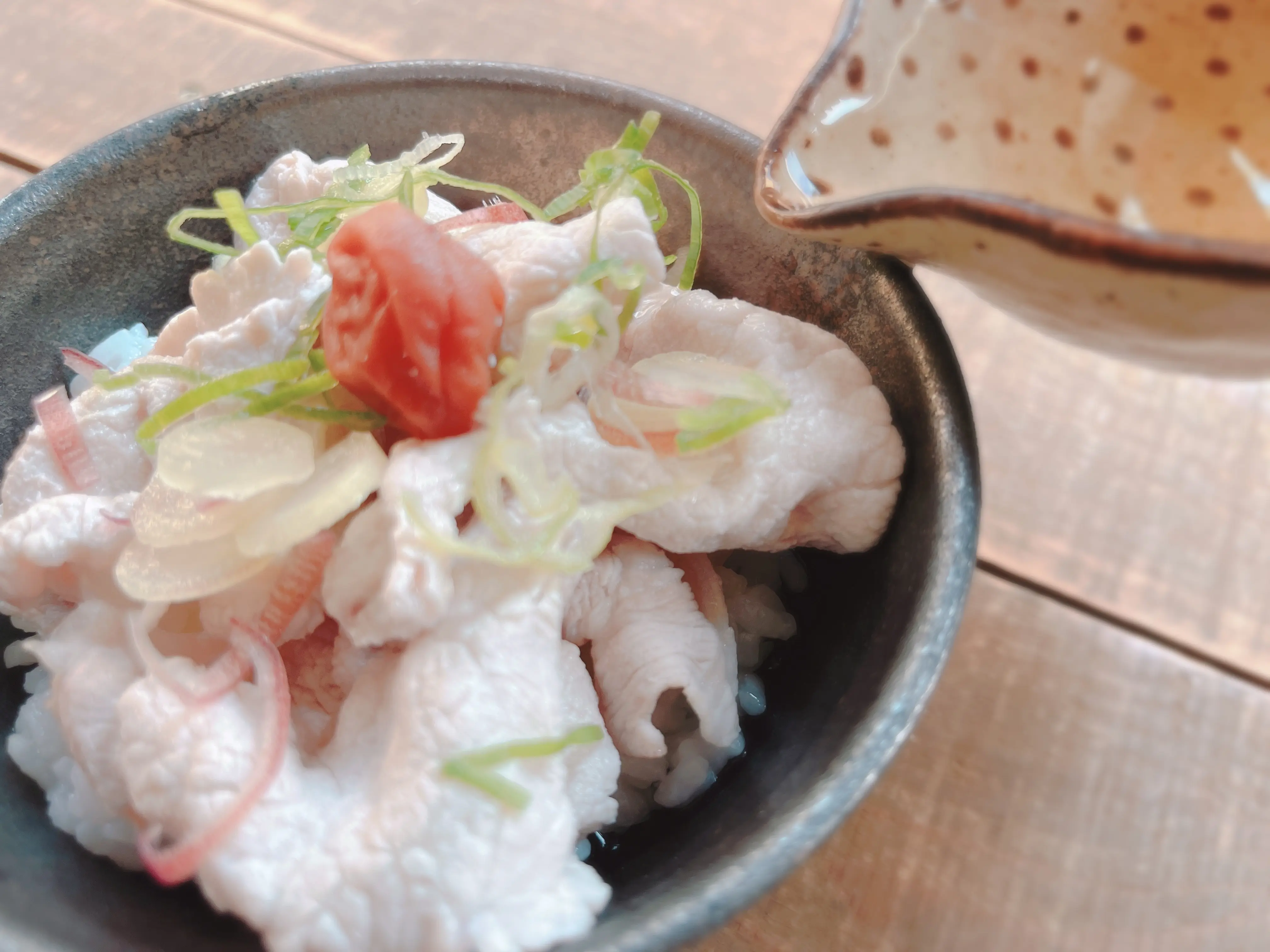 冷やし茶漬けにだし汁をかける