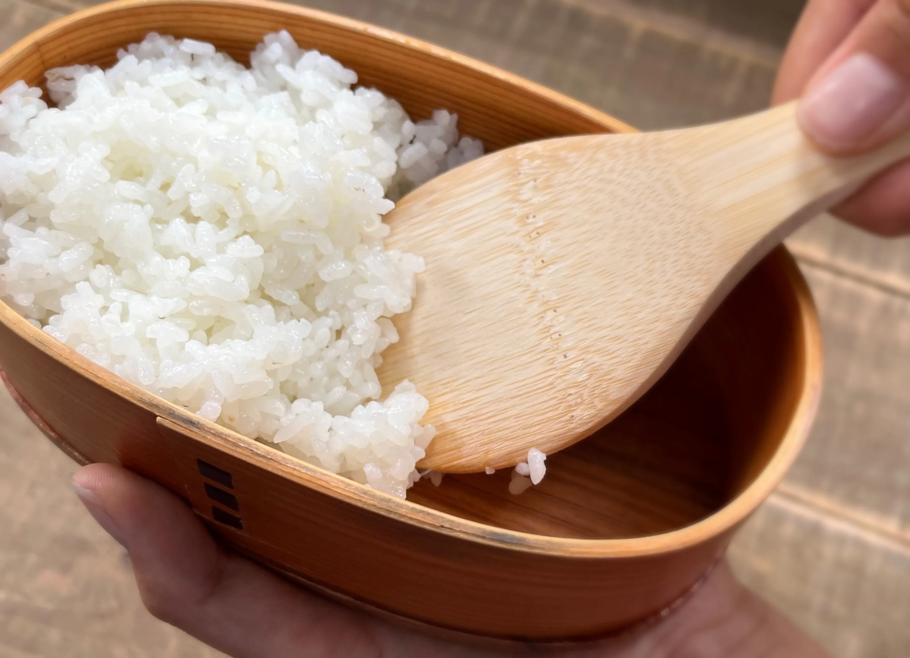 冷やご飯を詰める