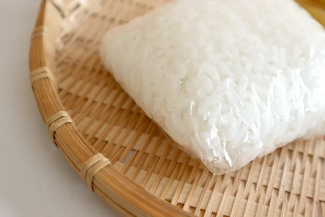 ラップで包んだご飯