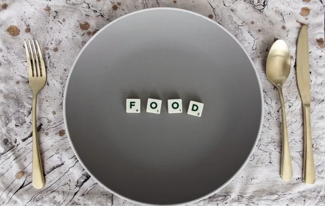 お皿にFOODの文字
