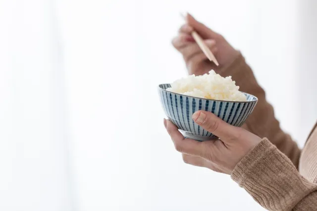 ご飯を食べる女性