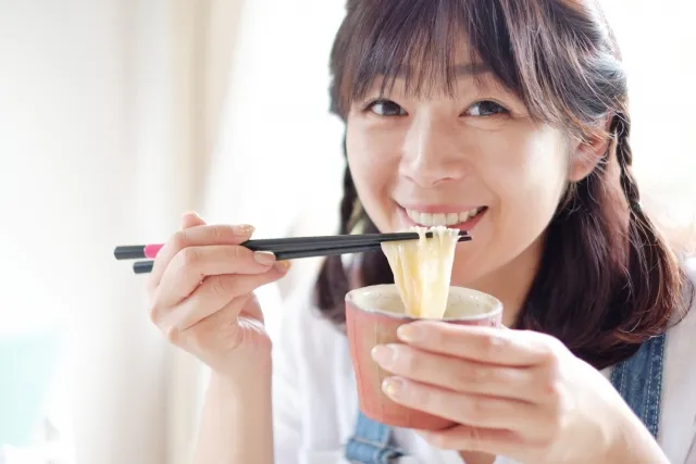 そうめんを食べる妊婦さん