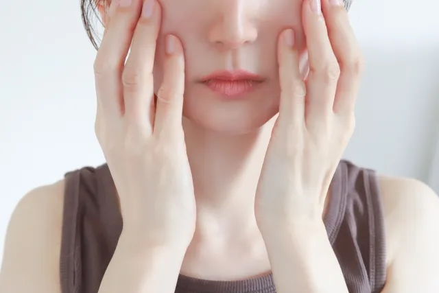 ニキビに悩む女性