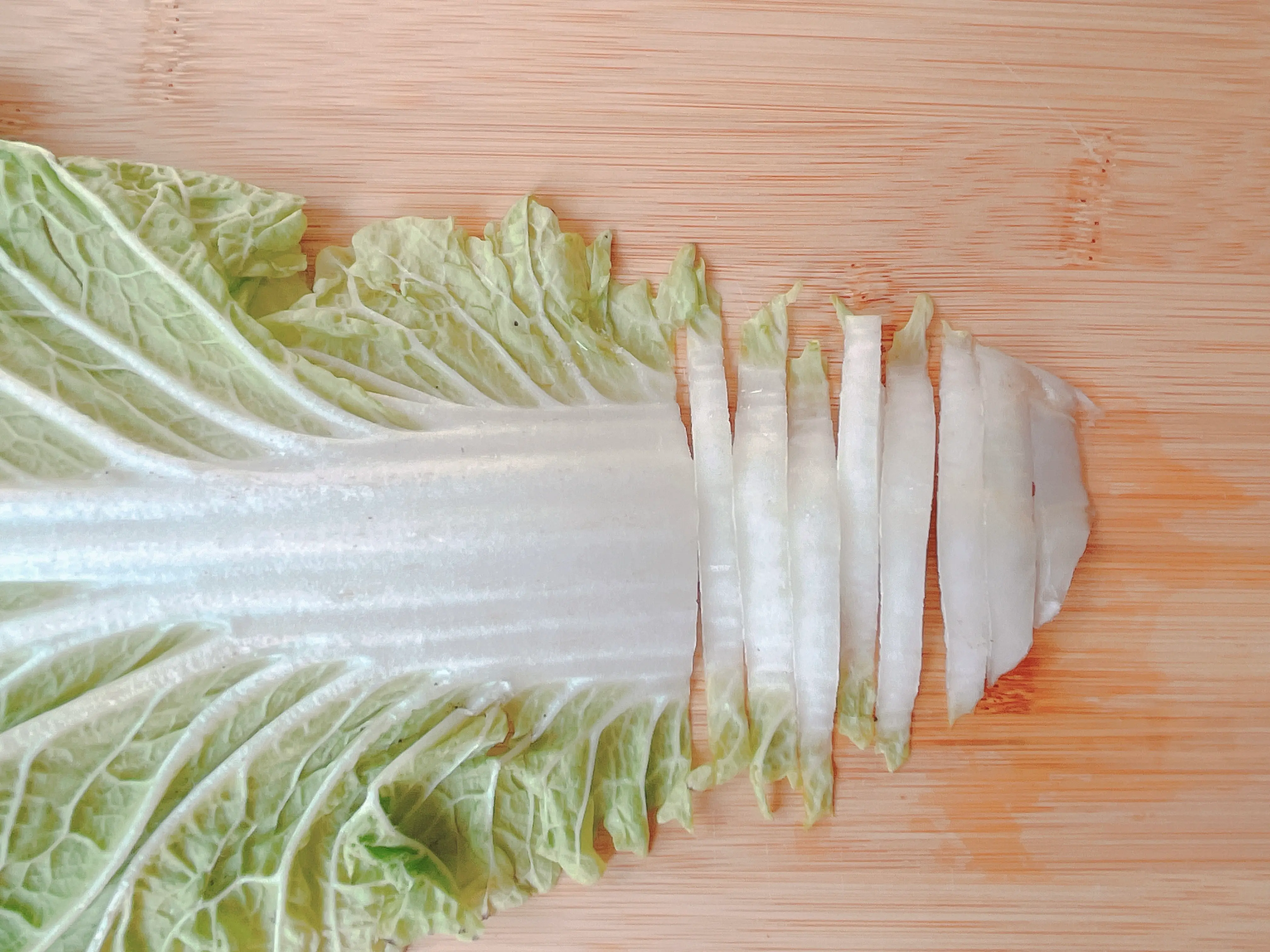 白菜を細切りにカット