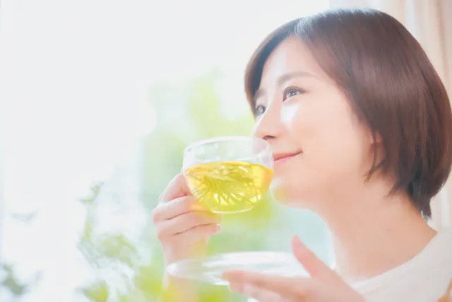 ハーブティーを飲む妊婦