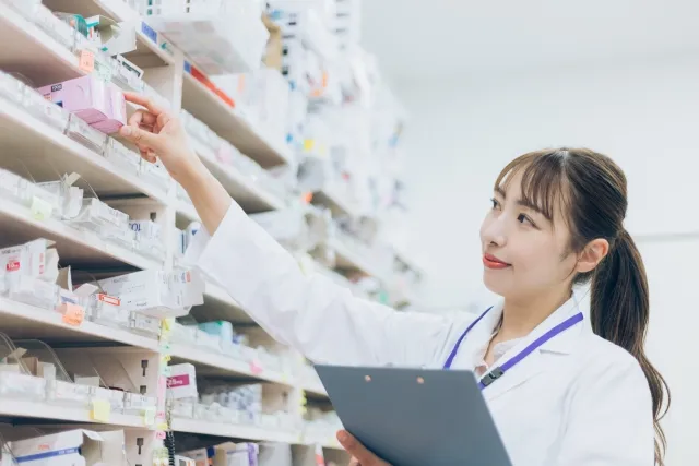薬を選ぶ薬剤師
