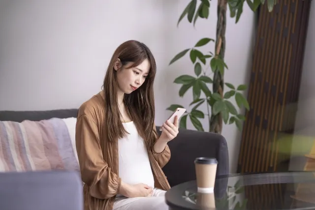 スマホで情報収集する妊婦