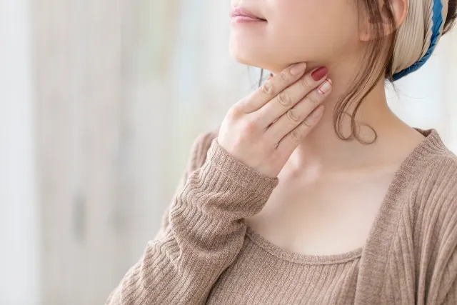 喉が痛い女性